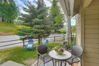 Hike, Ski and Golf Fully Renovated Edwards Townhome - Homestays