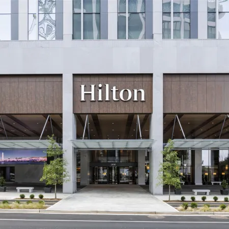 Hilton Arlington Rosslyn the Key Отели рядом с достопримечательностью «Арлингтонское национальное кладбище»