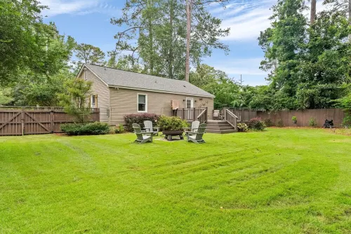 Drake Ave Dreamy Backyard!