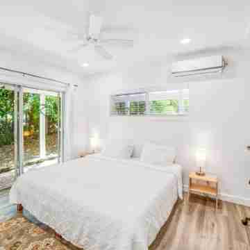 Lovely 1 bedroom, steps from the beach, car available Rooms