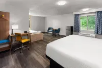 Days Inn & Suites by Wyndham Kaukauna WI - parking