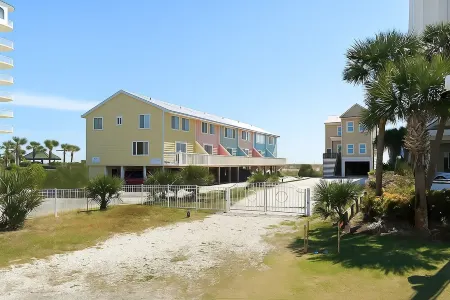 Oceanfront-Private Beach-3 minute walk to Flora-Bama-Townhouse-6 Unit Building Отели рядом с достопримечательностью «Perdido Key Beach»
