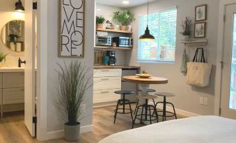 New Cozy Studio 2 Queen Beds, Kitchen Walk to Water