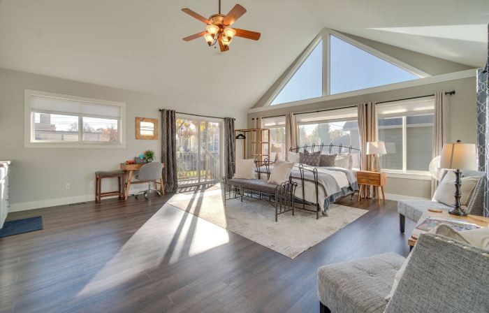 Charming Getaway, Walk to Windsor Lake and Downtown!