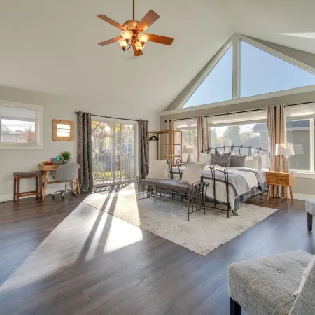 Charming Getaway, Walk to Windsor Lake and Downtown!