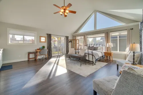 Charming Getaway, Walk to Windsor Lake and Downtown! - WiFi