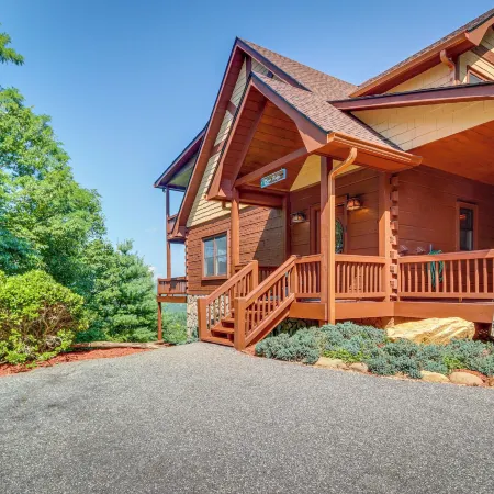 Mineral Bluff 'Bear Ridge Cabin' w/ Hot Tub!
