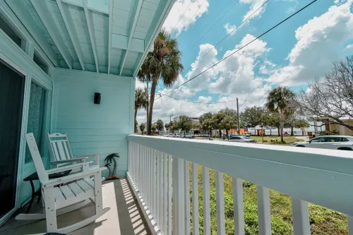 Charming 2-bedroom condo in lovely Cedar Key with WiFi, AC