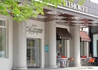 Hotel Primorye Hotels near Lenin Statue