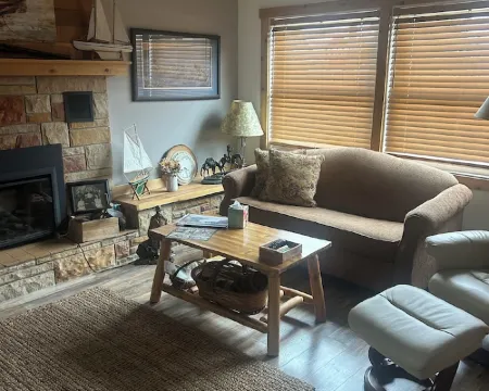 Lovely location close to the lake and downtown Lake CIty & Several beaches. 米索基縣酒店