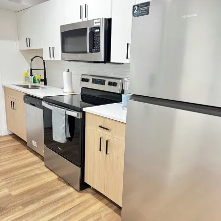Elegant Modern Suite with Free Parking near Parks, Malls & Transit