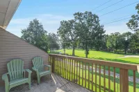 Tranquil Treehouse Loft - Golf Course Views