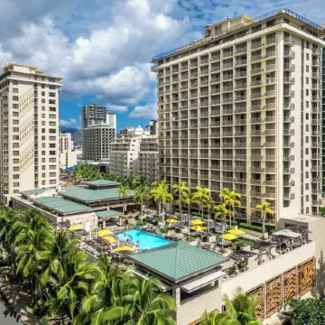 Embassy Suites by Hilton Waikiki Beach Walk Отели рядом с достопримечательностью «Театр «Хале-Коа-Луау»»