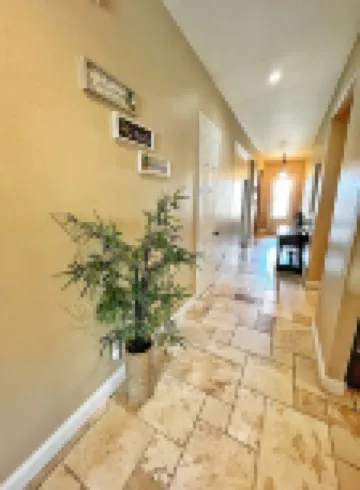 Spacious 4-bedroom house with pool and spa in north Fresno