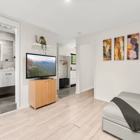 Bright 1-Bed Apartment with Garden Views Отели в г. Бомадерри