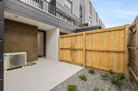 Modern & Spacious in Central CHCH-Unit 3 - Villas