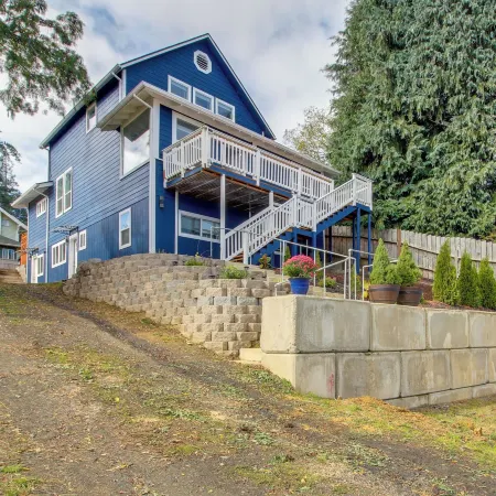 1 Mi to Dtwn Coos Bay: Sleek Apt w/ Deck & Views!