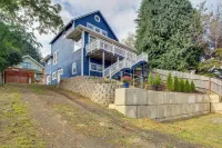 1 Mi to Dtwn Coos Bay: Sleek Apt w/ Deck & Views! - 3-Star