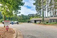 Pet-friendly Raleigh Townhome Near Medical Centers - Condos