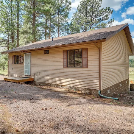 Peaceful Nutrioso Cabin Retreat w/ Mountain Views!
