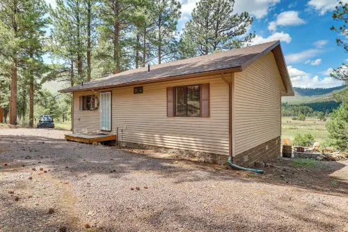 Peaceful Nutrioso Cabin Retreat w/ Mountain Views! - Landsted