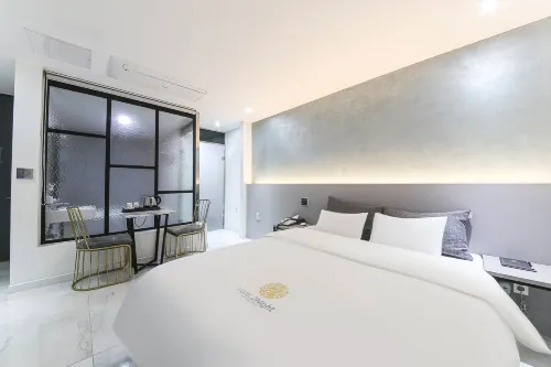 Two Nights Business Hotel - С баром