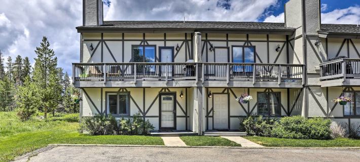 3-Story Home w/ Balcony ~ 6 Mi to Winter Park! Hoteles en Fraser