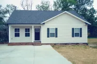 4BR Lakefront Retreat w/ Furnished Deck, Dock - 3 tähden