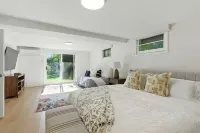 6 Bedroom Ranch Bungalow in Port Credit.