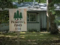 Quaint and cozy log  and knotty pine cabin close to lakes. Hotels in Harrison