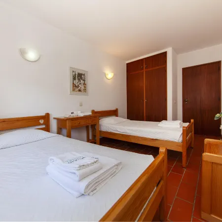 N 01 - Bedroom 1 in Amaro Sight Guesthouse Отели рядом с достопримечательностью «Пляж Луш»