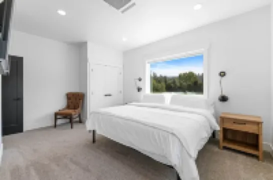 Three Primary Suites: Family and Dog Friendly