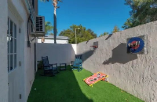 Wake up to river views:dreamy 4 bedrooms escape by the city beach in Dunnellon.