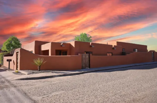 The Nicho House: 4Bd Ultra-Modern Adobe: Walk to Plaza
