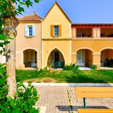 House in Monflanquin by Scenic Lake