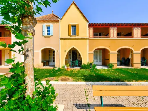 House in Monflanquin by Scenic Lake