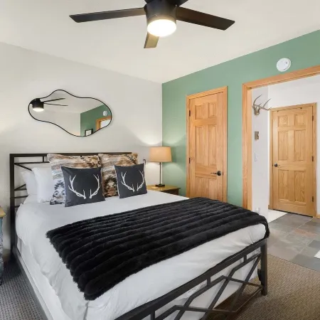 Riverfront, Blocks to Ski - Mtn Views, Hot Tub at Viking Lodge 217 Condo