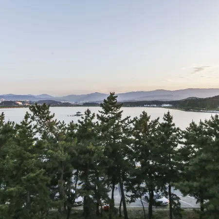 Gangneung Gyeongpodae Wynn Отели рядом с достопримечательностью «Пляж Канмун»