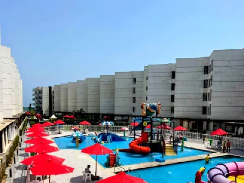 Beachfront Chalet in Porto Said with Pool & Gar 酒店