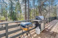 A-Frame Cabin w/ EV Charger, Arcade & Vinyl Lounge - spa
