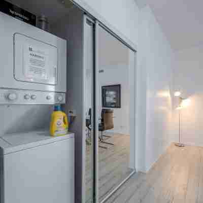 Peaceful Hospital Stay Suite Near SickKids & Uhn with Free Parking Rooms