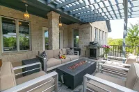 Spicewood Lodge w/Pool, HotTub