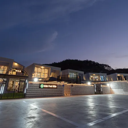 Gyeongju Wawa Kids Pool Villa Отели рядом с достопримечательностью «Храм Голгулса»