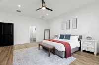Master suite/ Soaking Tub/ Spacious Kitchen