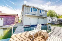 The Boat House w/ Dock: Enjoy Lake Life! - Country Houses