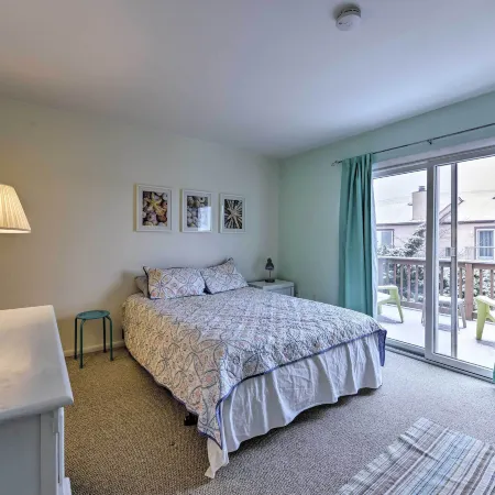 Family-Friendly Wildwood Townhome about 3 Mi to Beach
