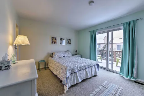 Family-Friendly Wildwood Townhome about 3 Mi to Beach - spa