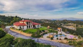 Colina by Avantstay Secluded Mountain Top Oasis w/ Pool, Hot Tub & Putting Green!