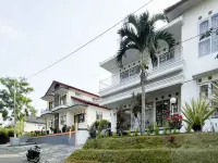 Urbanview Golden Barbie Near Jawa Timur Park 2 Hotels in Batu