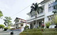 Urbanview Golden Barbie Near Jawa Timur Park 2